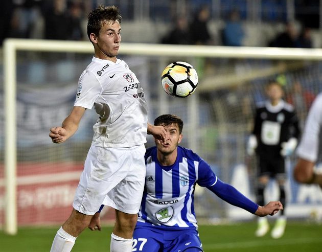 Zleva Filip Kubala ze Slovácka a Matěj Chaluš z Mladé Boleslavi v utkání 7. kola HET ligy.