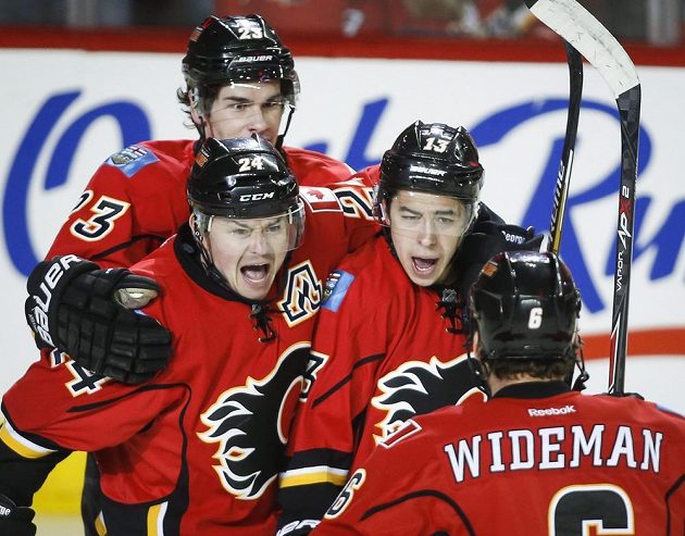 Jiří Hudler (vlevo) se raduje se spoluhráči Seanem Monahanem (druhý zleva), Johnnym Gaudreauem (druhý zprava) a Dennisem Wiedmanem z gólu proti Vancouveru.