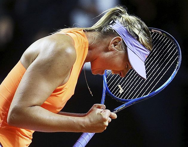 Ruská tenistka Maria Šarapovová je zpátky. Po patnácti měsících, kdy pykala za doping, vyhrála na turnaji v německém Stuttgartu nad Italkou Robertou Vinciovou po setech 7:5 a 6:3.