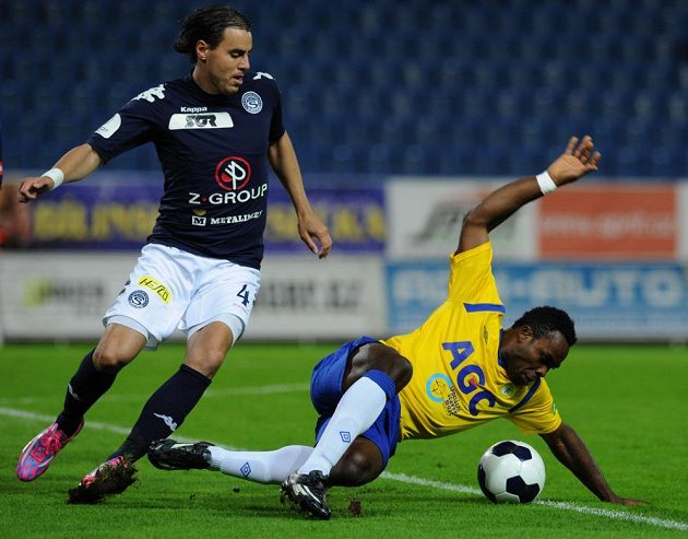 Tomáš Rada ze Slovácka (vlevo) a teplický útočník Eugene Salami v utkání 9. kola Synot ligy.