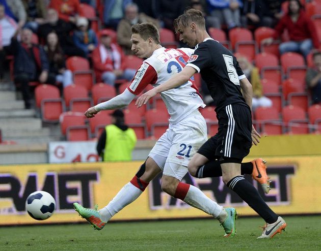 Milan Škoda ze Slavie (vlevo) dává gól proti Českým Budějovicím. Vpravo jej marně stíhá Pavel Novák z Dynama.
