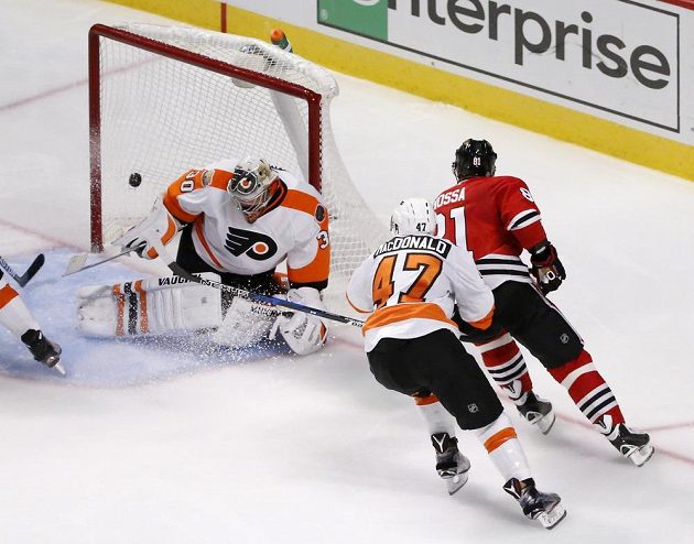 Marián Hossa (vpravo) překonává Michala Neuvirtha v brance Philadelphie a dává svůj pětistý gól v kariéře v NHL.