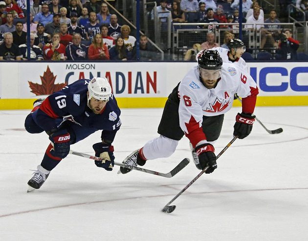 Obránce Kanady Shea Weber (6) v bruslařském souboji s Brandonem Dubinskym (19) z USA.