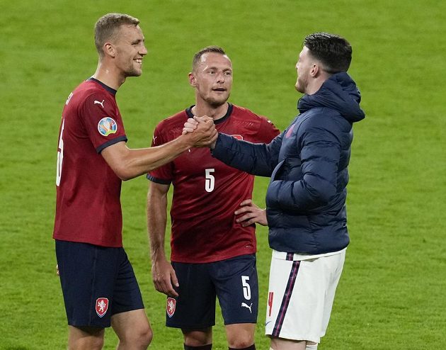 Anglický reprezentant Declan Rice (vpravo) s Tomášem Součkem (vlevo) a Vladimírem Coufalem po zápase na EURO.