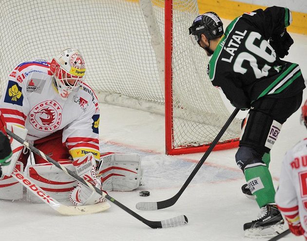Útočník Boleslavi Martin Látal (vpravo) a brankář Třince Šimon Hrubec v utkání 20. kola.
