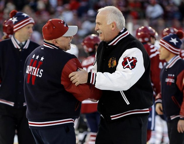 Washingtonský kouč Barry Trotz (vlevo) se zdraví se svým chicagským protějškem Joelem Quennevillem po Winter Classic 2015.