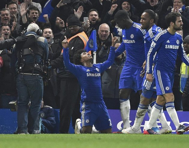 Záložník Chelsea Willian (vlevo) se raduje se spoluhráči ze vstřelení vítězného gólu proti Evertonu.