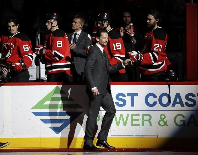 Patrik Eliáš se zdraví se spoluhráči před vhozením buly v utkání New Jersey s Philadelphií.