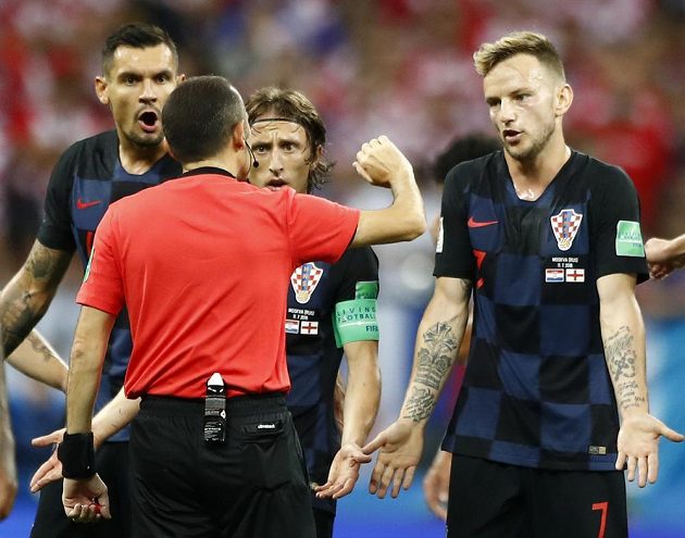 Chorvat Ivan Rakitič se spoluhráči diskutují s rozhodčím v semifinále MS, kdy byla jejich soupeřem Anglie.