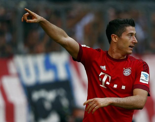 Útočník Bayernu Mnichov Robert Lewandowski se v zápase s Augsburgem jednou zapsal do střelecké listiny.