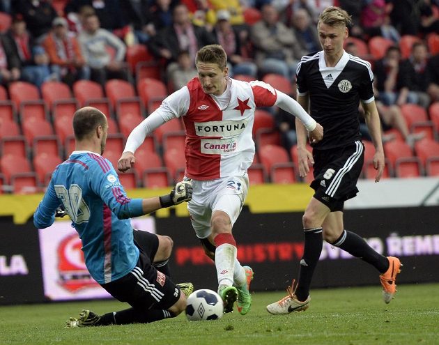 Milan Škoda ze Slavie (uprostřed) a brankář Zdeněk Křížek a Pavel Novák z Dynama v utkání 26. kola Synot ligy..