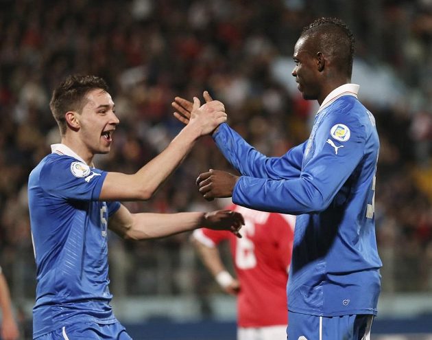 Italští reprezentanti Mario Balotelli (vpravo) a Mattia De Sciglio se radují z gólu proti Maltě.