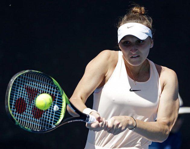 Česká tenistka Markéta Vondroušová při premiéře v hlavní soutěži na Australian Open vyhrála nad Kurumi Naraovou 7:5 a 6:4.