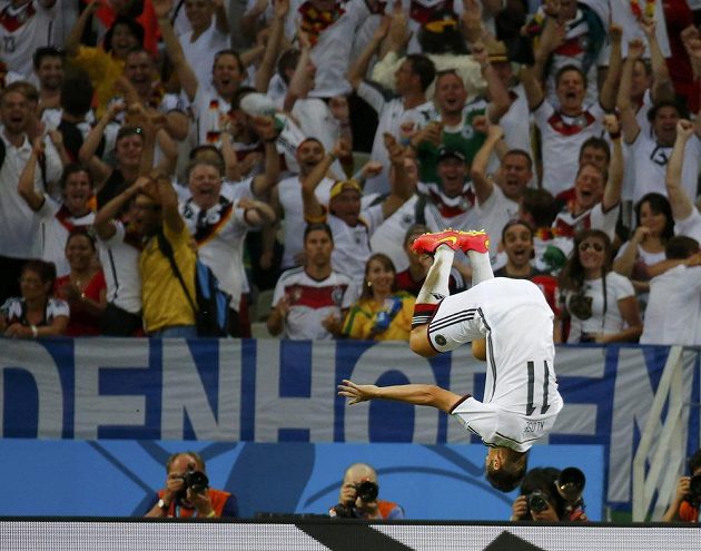 Německý kanonýr Miroslav Klose oslavuje svou 15. trefu na světových šampionátech, kterou vyrovnal historické maximum Brazilce Ronalda.