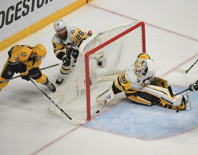 Frederick Gaudreau (32) z Nashvillu zasouvá puk do brány Pittsburghu. Brankář Matt Murray (30) nestačil včas zareagovat.
