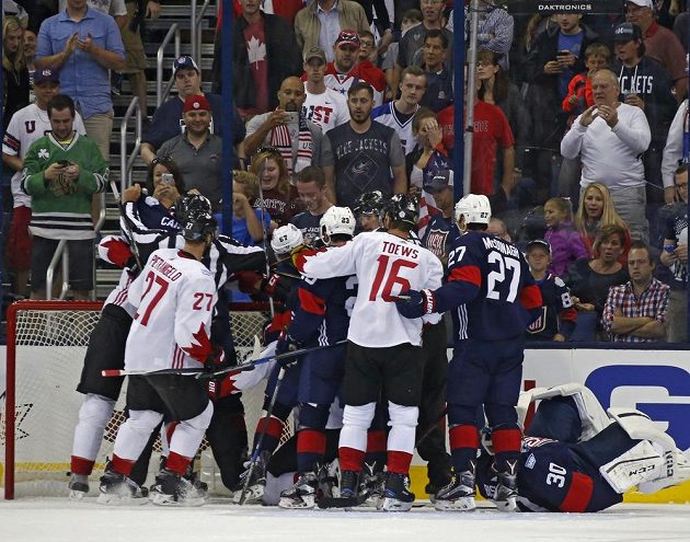 Jedná z potyček ve třetí třetině, při které brankář USA Ben Bishop (30) skončil na ledě.