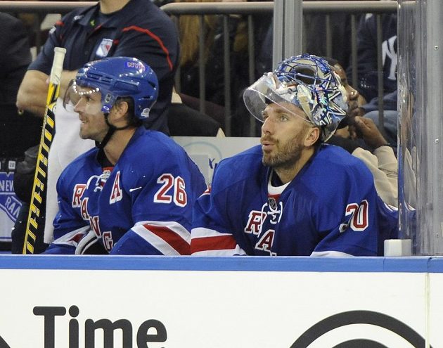 Tohle se brankářské opoře New Yorku Rangers Henriku Lundqvistovi (vpravo) příliš často nestává. Na snímku sedí vedle Martina St. Louise poté, co jej ve druhé třetině duelu NHL vyhnali na střídačku střelci Toronta.