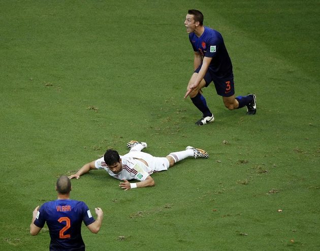 Nizozemec Stefan de Vrij (3) se diví. Sudí Nicola Rizzoli nařídil penaltu poté, co se Diego Costa ocitl na zemi.