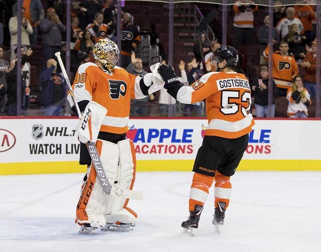 Gólman Philadelphie Michal Neuvirth po utkání s Floridou, vpravo Shayne Gostisbehere.