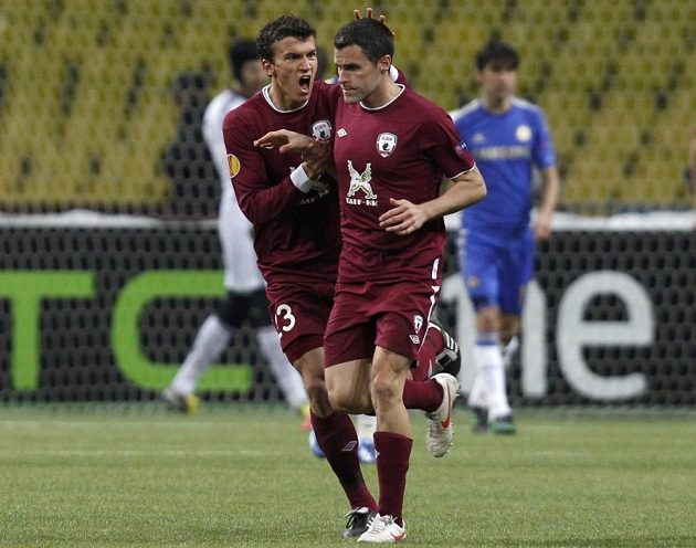Fotbalisté Kazaně Roman Jeremenko a Pablo Orbaiz slaví gól spoluhráče Ivana Marcana v odvetětě čtvrtfinále EL proti Chelsea.