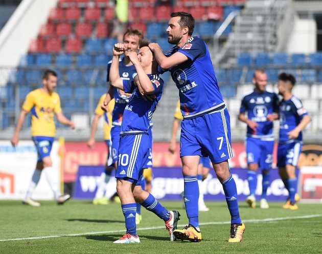 Střelec čtvrtého gólu Sigmy Jan Navrátil (uprostřed), vlevo autor druhé trefy do teplické sítě Tomáš Chorý a Michal Ordoš, který dal třetí olomoucký gól.