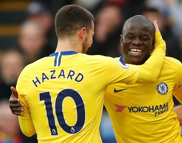 Střelec góluChelsea N'Golo Kante slaví se spoluhráčem Edenem Hazardem svoji trefu v utkání Premier League na hřišti Crystal Palace.
