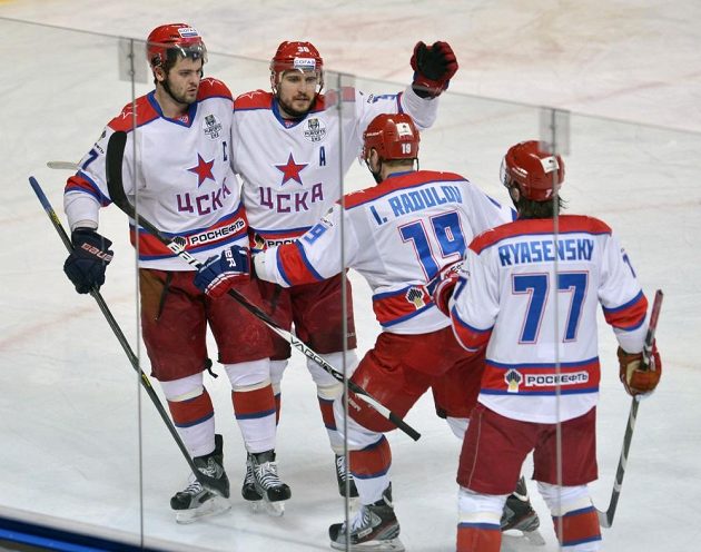 Hráči CSKA Moskva se radují z úvodní branky duelu proti Lvu Praha (její autor Igor Radulov druhý zprava).