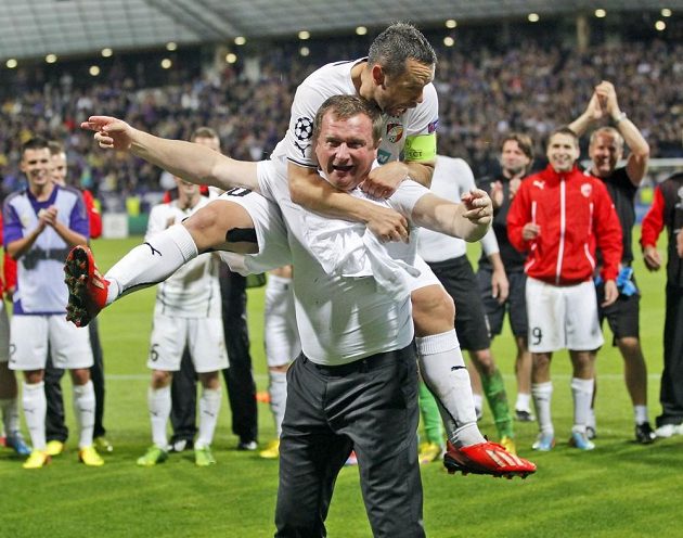 Kapitán Plzně Pavel Horváth a kouč Pavel Vrba se na mariborském stadiónu radují z postupu.
