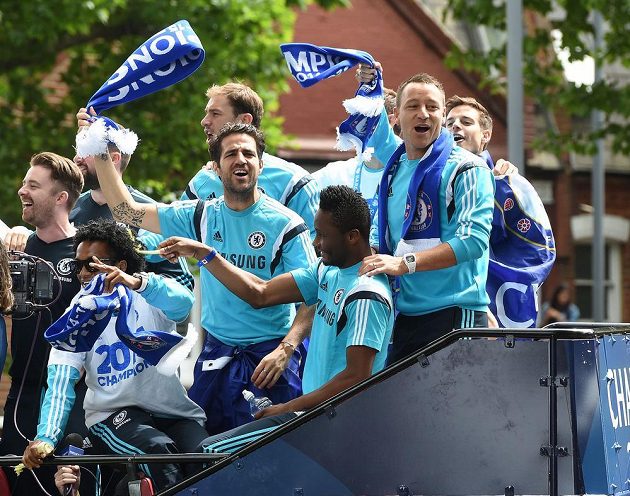 Fotbalisté Chelsea Cesc Fábregas, John Terry a John Obi Mikel během oslav s fanoušky v ulicích Londýna.