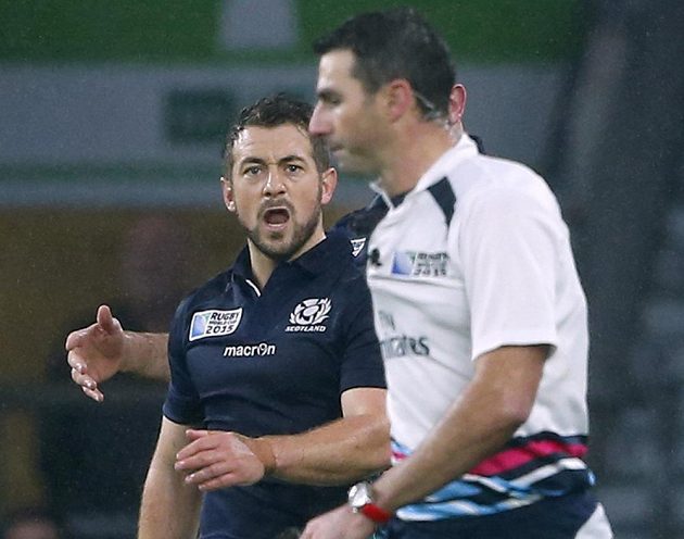 Nespokojený skotský kapitán Greig Laidlaw (vlevo) poté, co rozhodčí Craig Joubert nařídil v závěru sporný trestný kop pro Austrálii (vpředu).