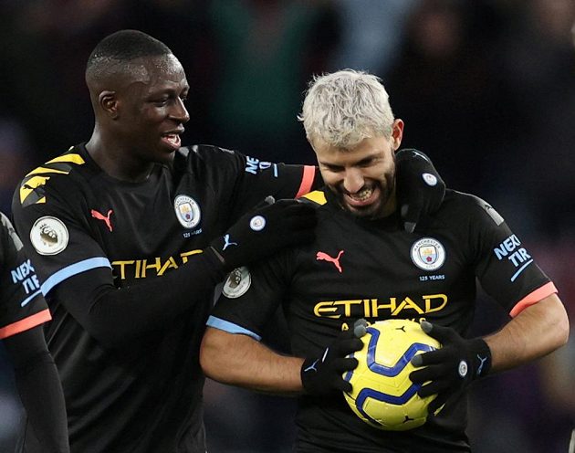 Argentinský fotbalista Sergio Agüero přijímá gratulace. Chvála se na něj valí ze všech stran.