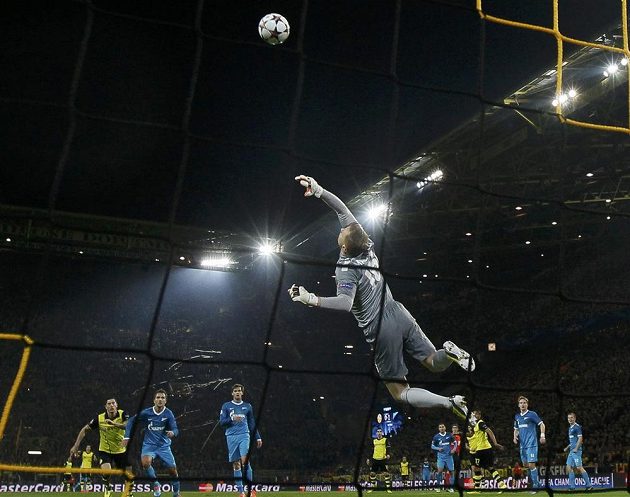Brankář Zenitu Petrohrad Vjačeslav Malafejev zasahuje v utkání proti Borussii Dortmund.