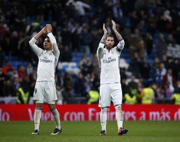 Fotbalisté Realu Madrid Casemiro (vlevo) a Sergio Ramos slaví po utkání španělské ligy se San Sebastianem.