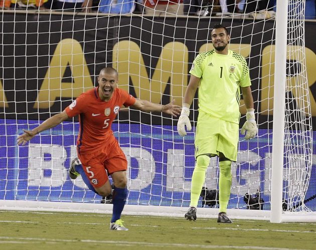 Hotovo! Francisco Silva (5) překonal při rozstřelu Sergia Romera v argentinské bráně a Chilané mohli jásat.