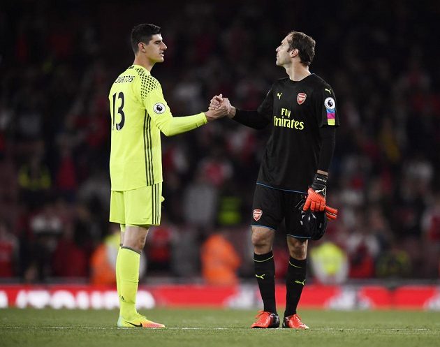 Brankář Chelsea Thibaut Courtois (vlevo) si po zápase podává ruku s gólmanem Arsenalu Petrem Čechem.