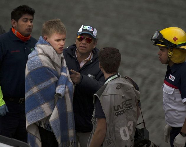 Ott Tanak, pilot Fordu Fiesta WRC, zabalený do deky po pádu do vodní nádrže.