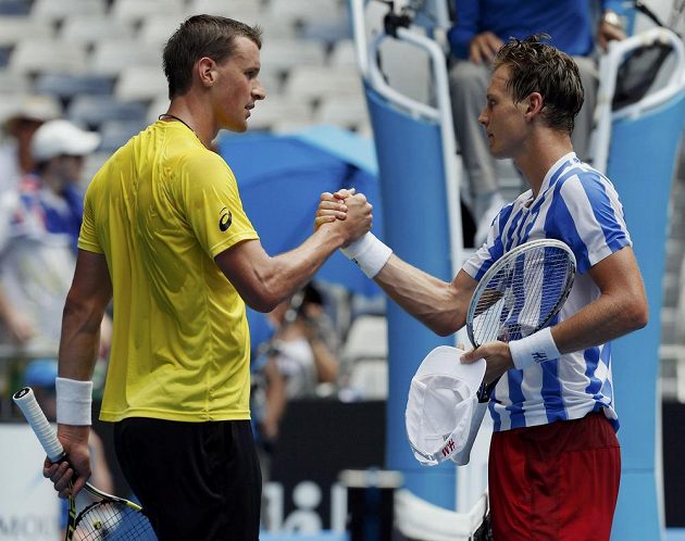 Tenista Tomáš Berdych si podává ruku s Kennym de Schepperem, kterého vyřadil v 2. kole Australian Open.