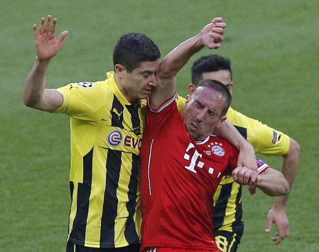 Fotbalista Bayernu Mnichov Franck Ribéry (vpravo) při srážce s Robertem Lewandowskim z Dortmundu.
