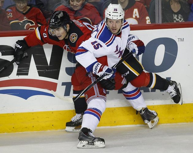Dorsett z Rangers (vpravo) přišpendlil na mantinel forvarda Hudlera z Calgary. Na rozdíl od něj střet se stejným hráčem New Yorku neustál český obránce Ladislav Šmíd, který po pěti odehraných minutách ze zápasu odstoupil.