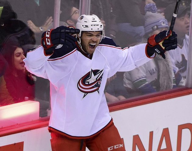 Obránce Columbusu Seth Jones se raduje z rozhodující trefy proti Vancouveru.