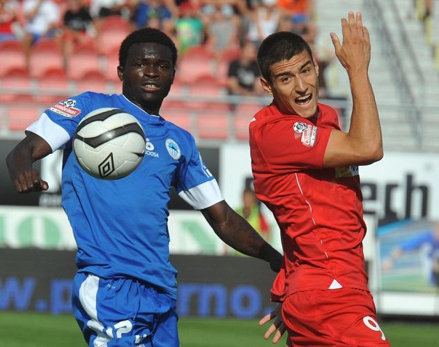 Liberecký záložník Isaac Sackey (vlevo) a brněnský útočník Miroslav Markovič v utkání 5. kola Gambrinus ligy.