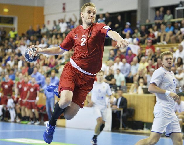 Český hráč Jakub Hrstka zakončuje akci během úvodního utkání play off kvalifikace mistrovství světa házenkářů. Češi vyhráli o gól nad Ruskem.