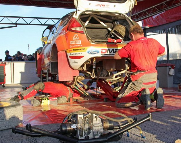 Ford Fiesta WRC Martina Prokopa v rukou mechaniků v servisní zóně Portugalské rallye.