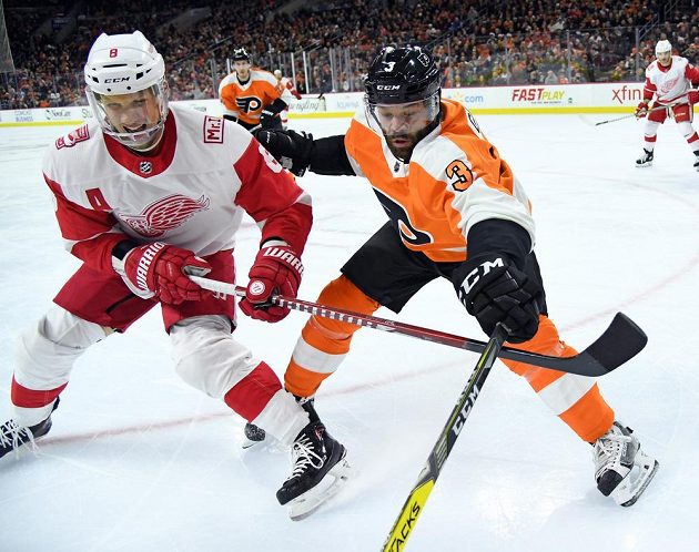 Radko Gudas (vpravo) z Philadelphie bojuje o puk s Justinem Abdelkaderem z Detroitu.