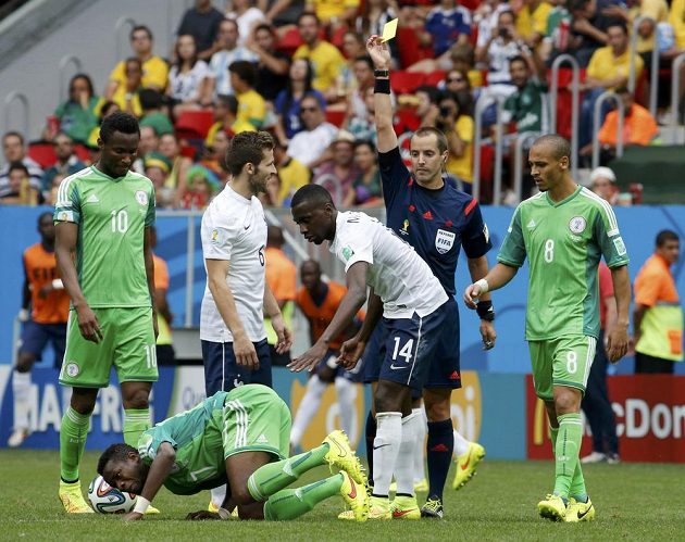 Blaise Matuidi (14) vyfasoval za svůj ošklivý faul na Nigerijce Ogenyiho Onaziho žlutou kartu.