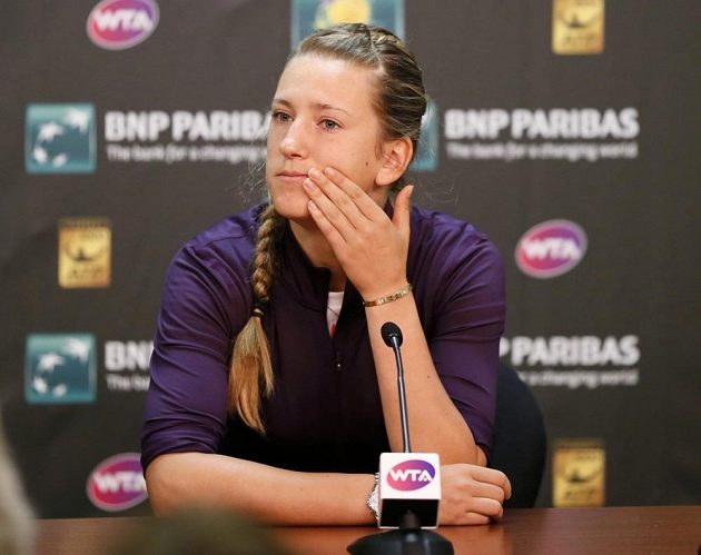 Viktoria Azarenková vysvětluje na tiskové konferenci odstoupení z turnaje v Indian Wells kvůli zranění pravého kotníku.