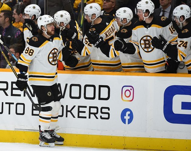 Bostonská radost. Útočník David Pastrňák slaví se spoluhráči z týmu Bruins gól vstřelený na ledě Nashville Predators.