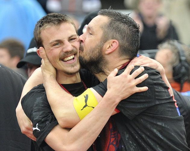 "Pojď sem, ty kluku," jako by říkal plzeňský kapitán Pavel Horváth (vpravo) při oslavách titulu spoluhráči Vladimíru Daridovi, střelci úvodní branky utkání v Hradci.
