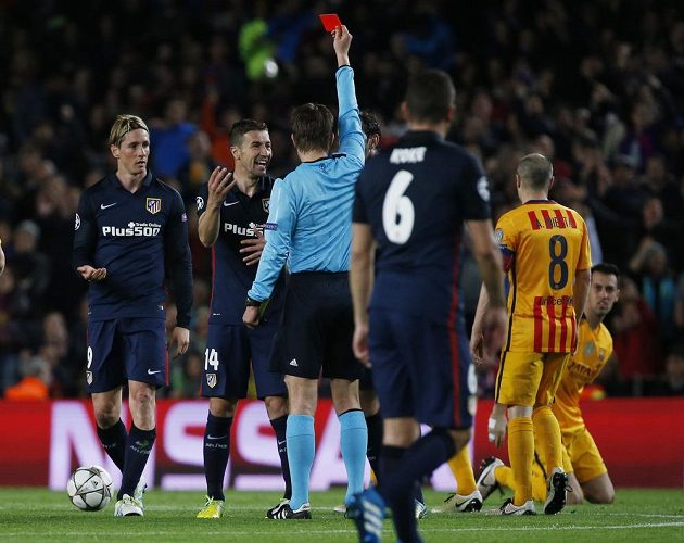 Červená karta v ruce Felixe Brycha patří Fernandu Torresovi (vlevo) z Atlética.