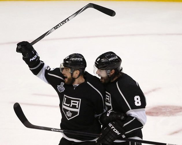 Slovenský střelec Marián Gáborík (vlevo) zažívá v Los Angeles obrodu a významně se podílí na výsledcích mužstva. Na snímku oslavuje vyrovnávací gól s obráncem Doughtym.